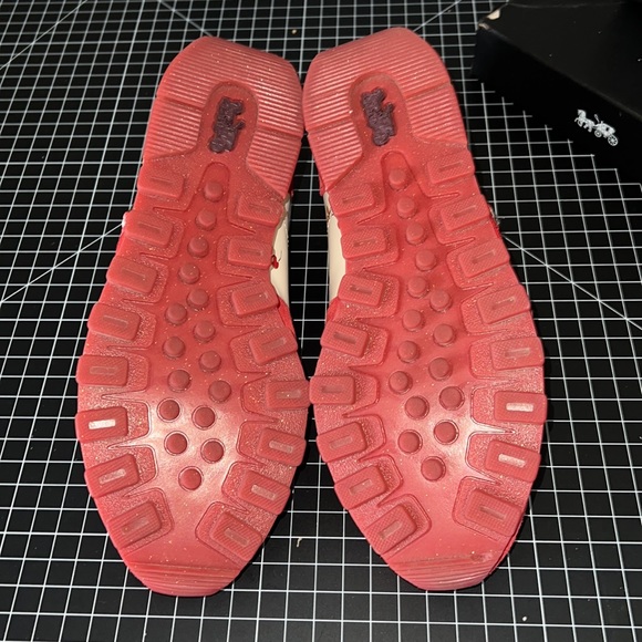 Like new Women Runner Coach Sneakers Size 9. - Picture 7 of 9
